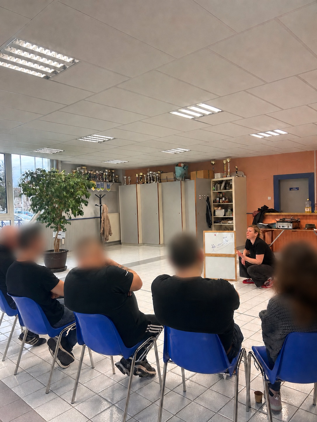 Session de formation SST animée par Frédérique Montroussier, visages des participants anonymisés